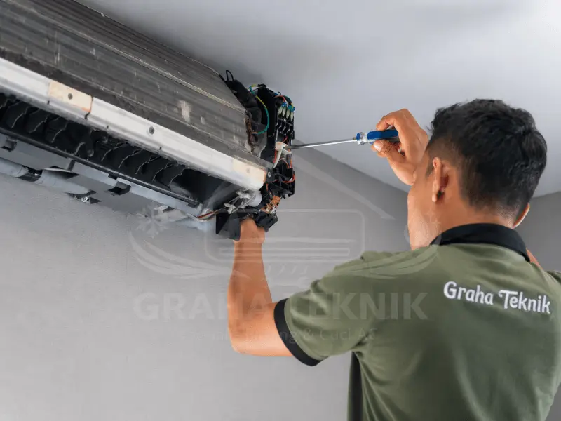 Perbaikan modul AC oleh teknisi - service AC Jogja